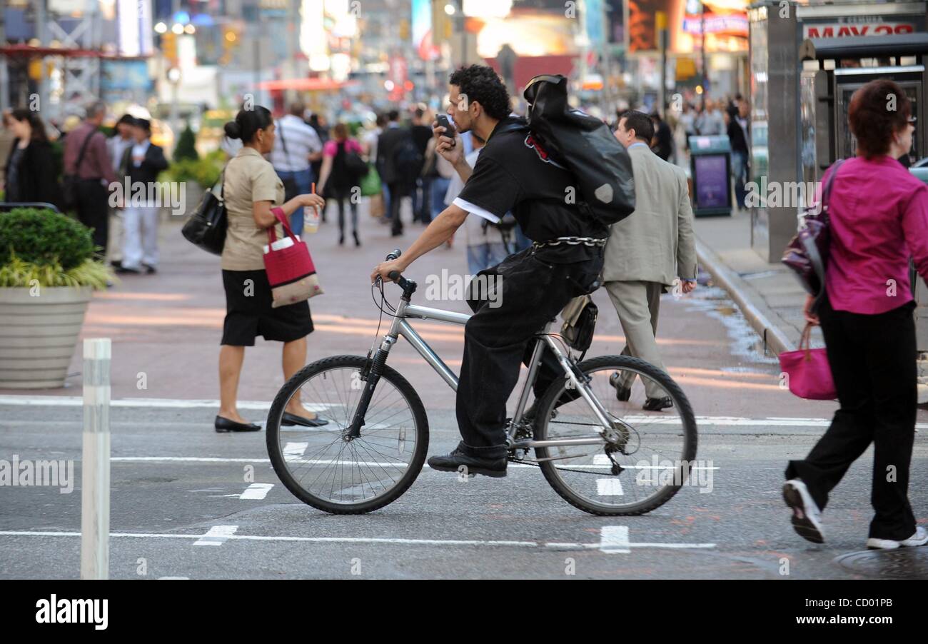Bike messenger new york hires stock photography and images Alamy