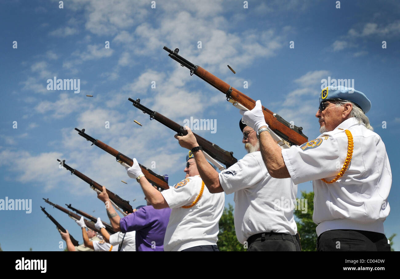 Memorial day 21 gun salute hi-res stock photography and images - Alamy