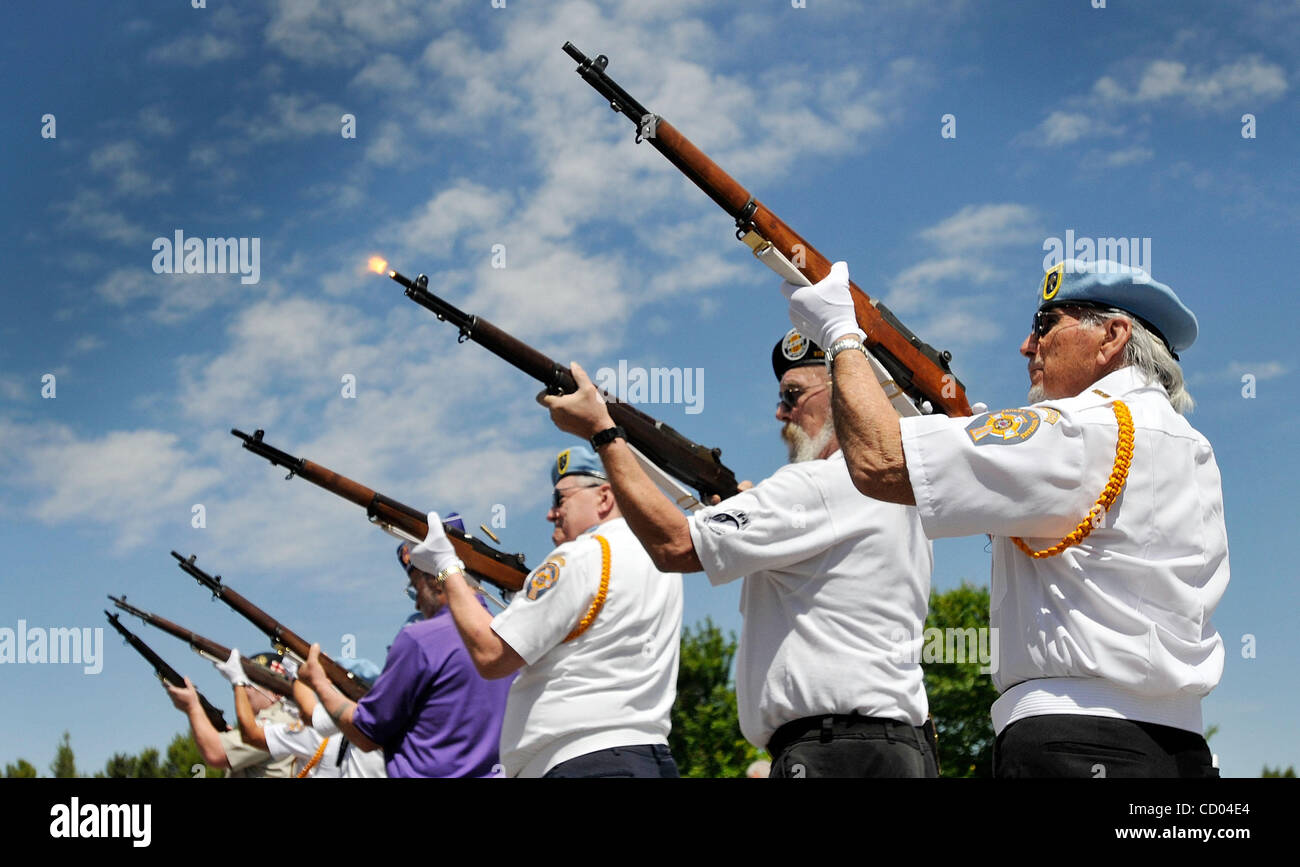 Memorial day 21 gun salute hi-res stock photography and images - Alamy