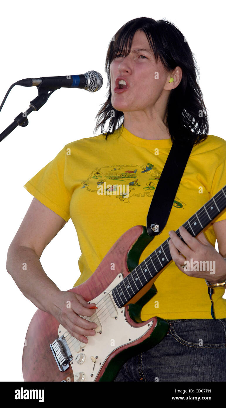Kim Deal Hi Res Stock Photography And Images Alamy