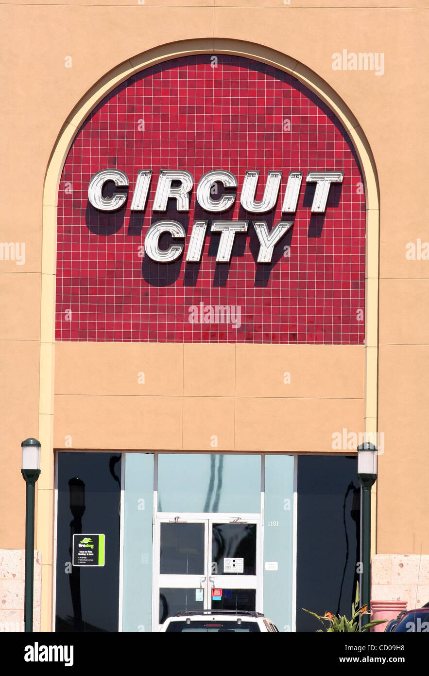 Nov 03, 2008 - Newport Beach, CA, USA - Circuit City has announced plans to close 155 U.S. stores, including this one in Santa Barbara. The company, the No. 2 U.S. consumer electronics chain, says it is also considering options to restructure its business. Analysts suggested the company could seek b Stock Photo