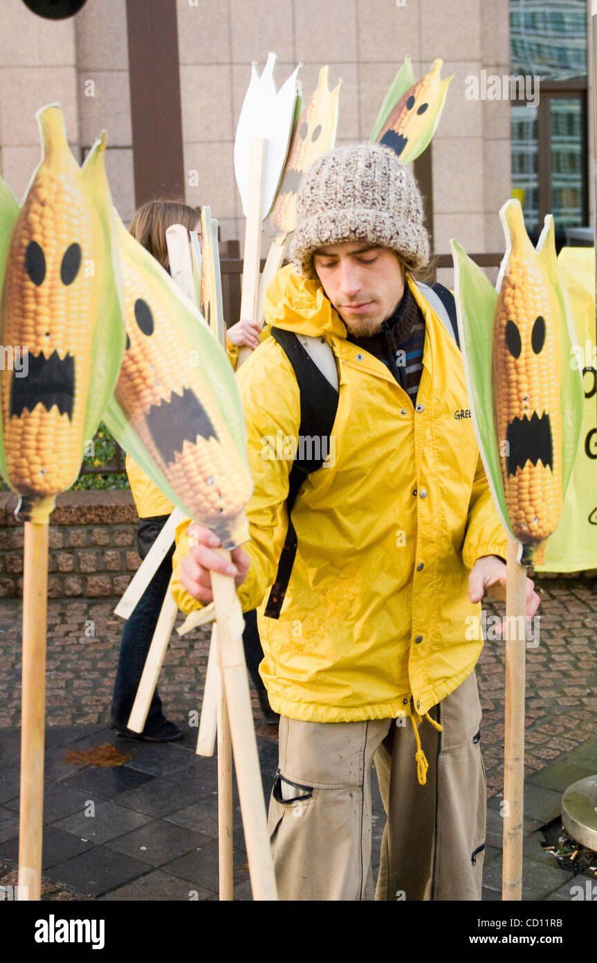 Green peace environmental activists protest against GMO in front of the European council  in  Brussels, Belgium on 2008-11-24 [ © by Wiktor Dabkowski ] Stock Photo