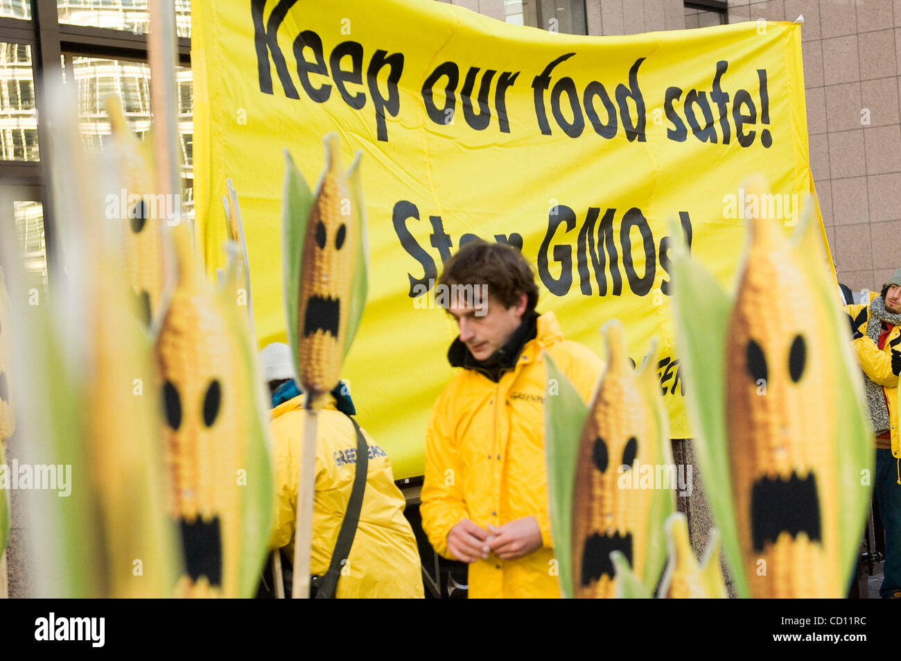 Green peace environmental activists protest against GMO in front of the European council  in  Brussels, Belgium on 2008-11-24 [ © by Wiktor Dabkowski ] Stock Photo