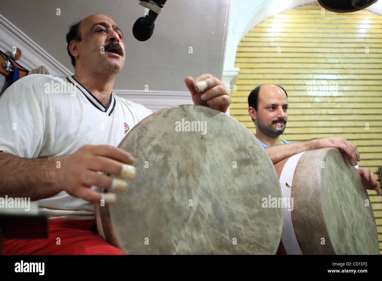 Zurkhaneh exercices hi-res stock photography and images - Alamy