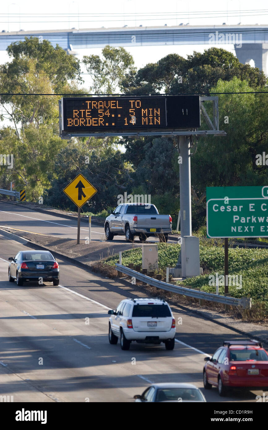 october-24-2008-san-diego-california-usa-an-electronic-message-board