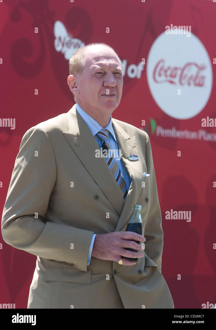 Neville isdell chairman ceo coca cola hi-res stock photography and ...