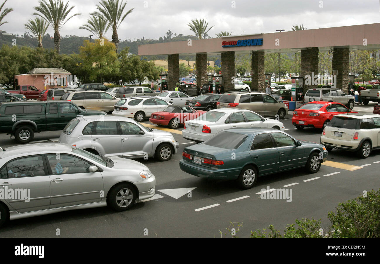 March 14, 2008, San Diego, California, USA Gas hungry motorists line up in the afternoon at the Costco gas station in Mission Valley Credit: photo by Charlie Neuman, San Diego Union-Tribune/Zuma Press. copyright 2008 San Diego Union-Tribune Stock Photo