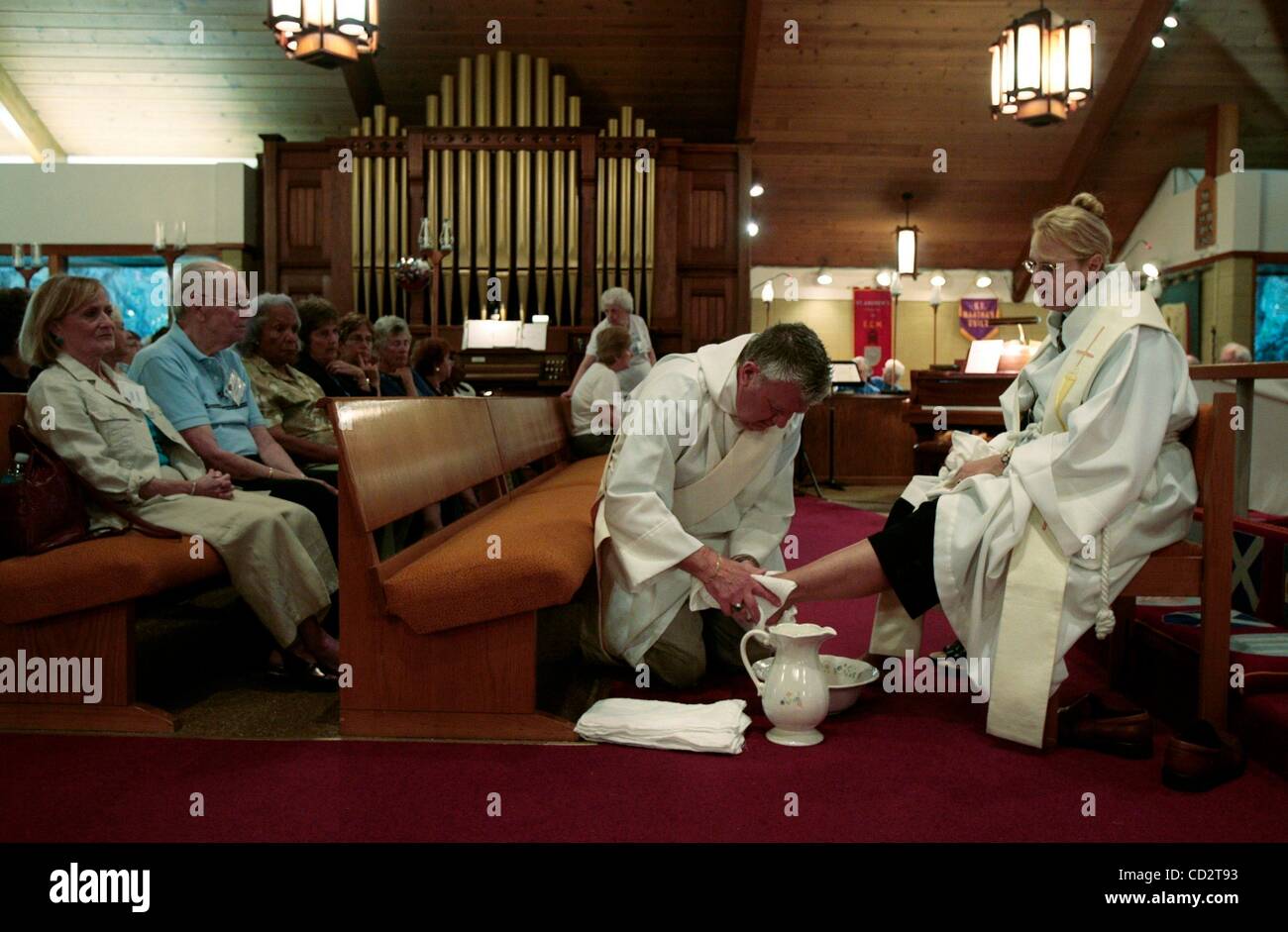 Mar 20, 2008 - Spring Hill, Florida, USA - Deacon LUDWIG WALLNER. 66, washes the feet of SHANDA MAHURIN, 57, priest at St. Andrews Episcopal Church, during the church's Maundy Thursday celebration in Spring Hill. The Maundy Thursday celebration ties in to the remembrance of The Last Supper during Ho Stock Photo