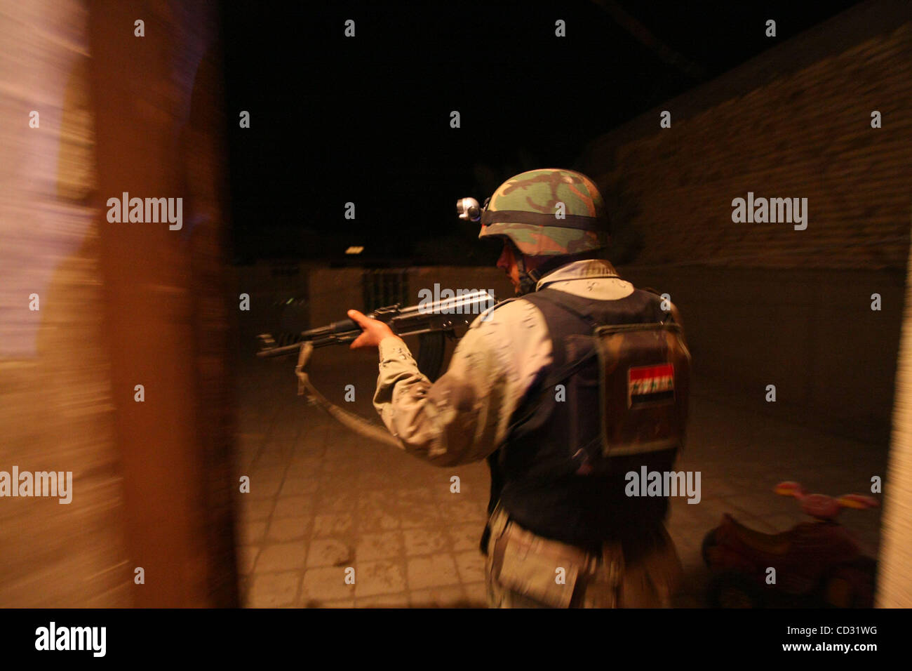 Apr 02, 2008 - Baghdad, Iraq - An Iraqi soldiers secures the roof of a house beeing searched by Iraqi and US Forces in the Tharir district of Baqubah.) (Credit Image: © Simon Klingert/ZUMA Press) Stock Photo