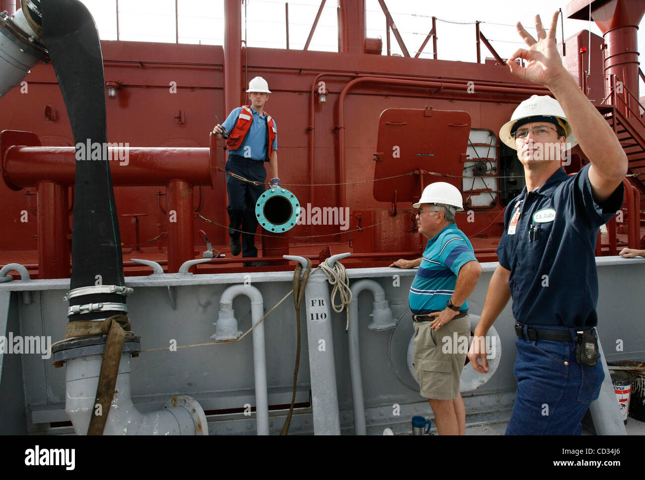Tampa, FL (4/9/08)  CAPTION:  Port engineer Sam Schambeau (right) gives the OK when the Alafia docks alongside the S.S. American Victory outside of The Florida Aquarium in the Port of Tampa to begin the transfer of 300,000 gallons of salt water via pipeline from the barge to the aquarium's holding t Stock Photo