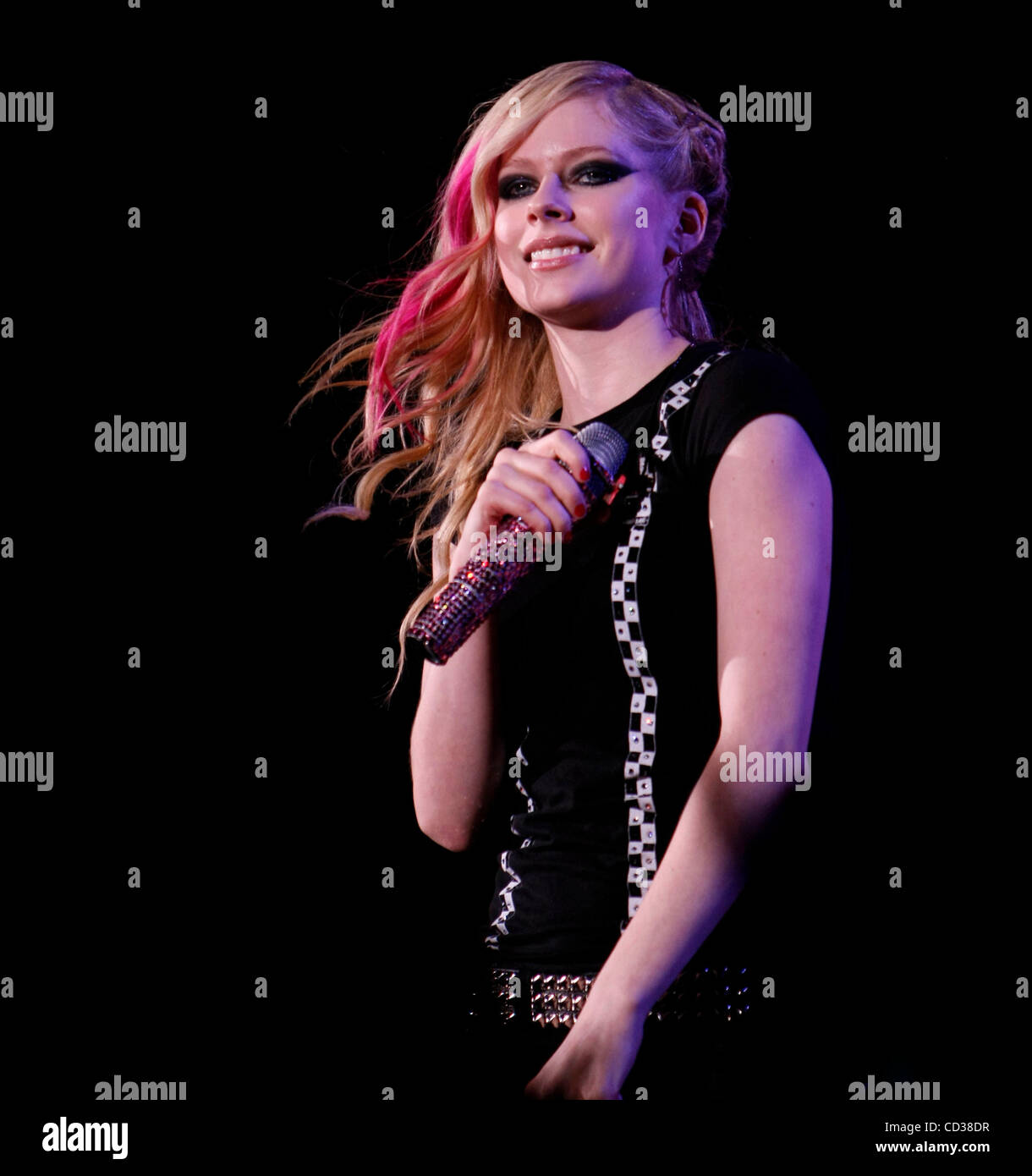 042008 acc avril  Photo by Lannis Waters/The Palm Beach Post  0051521A  [WITH STORY BY Leslie Streeter]--- WEST PALM BEACH ---    Avril Lavigne rocks out the Cruzan Amphitheatre Sunday night.  Lavigne's  third album 'Best Damn Thing', released in 2007,  topped the U.S. Album chart and reached platin Stock Photo