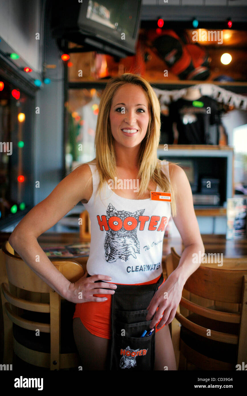 Hooters Waitress Hi res Stock Photography And Images Alamy Hooters Waitress Hi res Stock Photography And Images Alamy