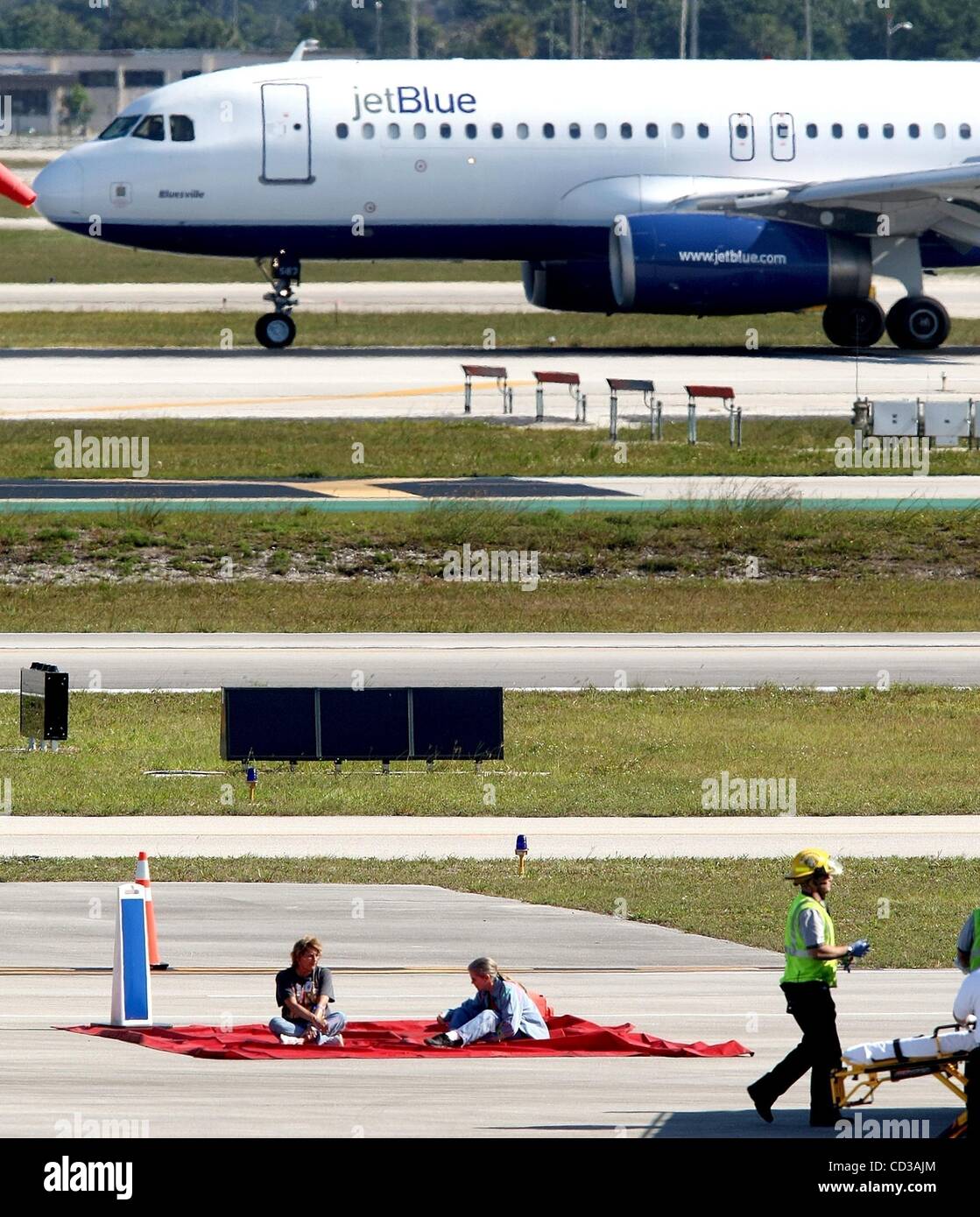 Apr 23, 2008 - West Palm Beach, Florida, USA - A JetBlue plane looms ...