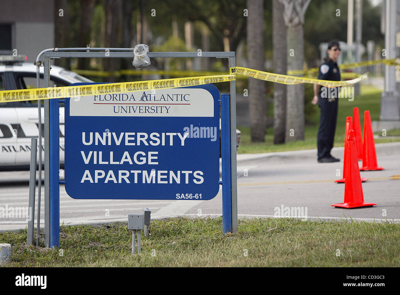 043008 web fau shooting 4 -- Palm Beach Post staff photo by Taylor Jones/0052364A. FOR WEB, METRO. BOCA RATON. A police officer keeps traffic from entering the University Village Apartments parking lot on the Florida Atlantic University campus Wednesday morning after a shooting in around 1 a.m. in o Stock Photo