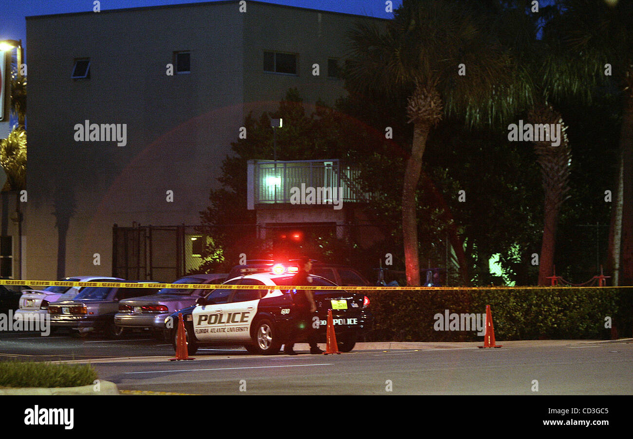 043008 web fau shooting -- Palm Beach Post staff photo by Taylor Jonesxxxx. FOR WEB FEED. BOCA RATON. Shooting in the early morning hours at University Villages apartments on Florida Atlantic University's campus in Boca Raton. Shooter at large so campus is closed and dorms are in lockdown through to Stock Photo