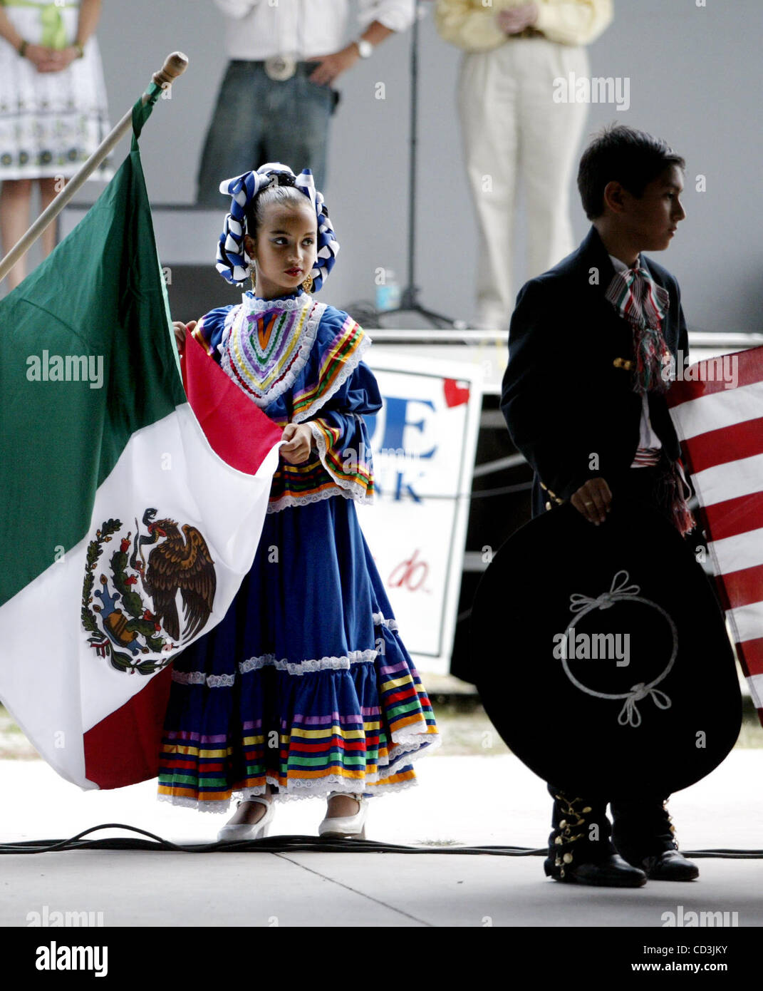 050408 tc met 1of5 cinco 0052514A Meghan McCarthy/The Palm Beach Post live for Fitzpatrick-Fort Pierce-Dressed in clothes from Mexico Coralys Colon, 9, left, and Branden Carrera 8, both of Fort Pierce, hold the flags of Mexico and the United States during the Cinco de Mayo celebration at the St. Luc Stock Photo