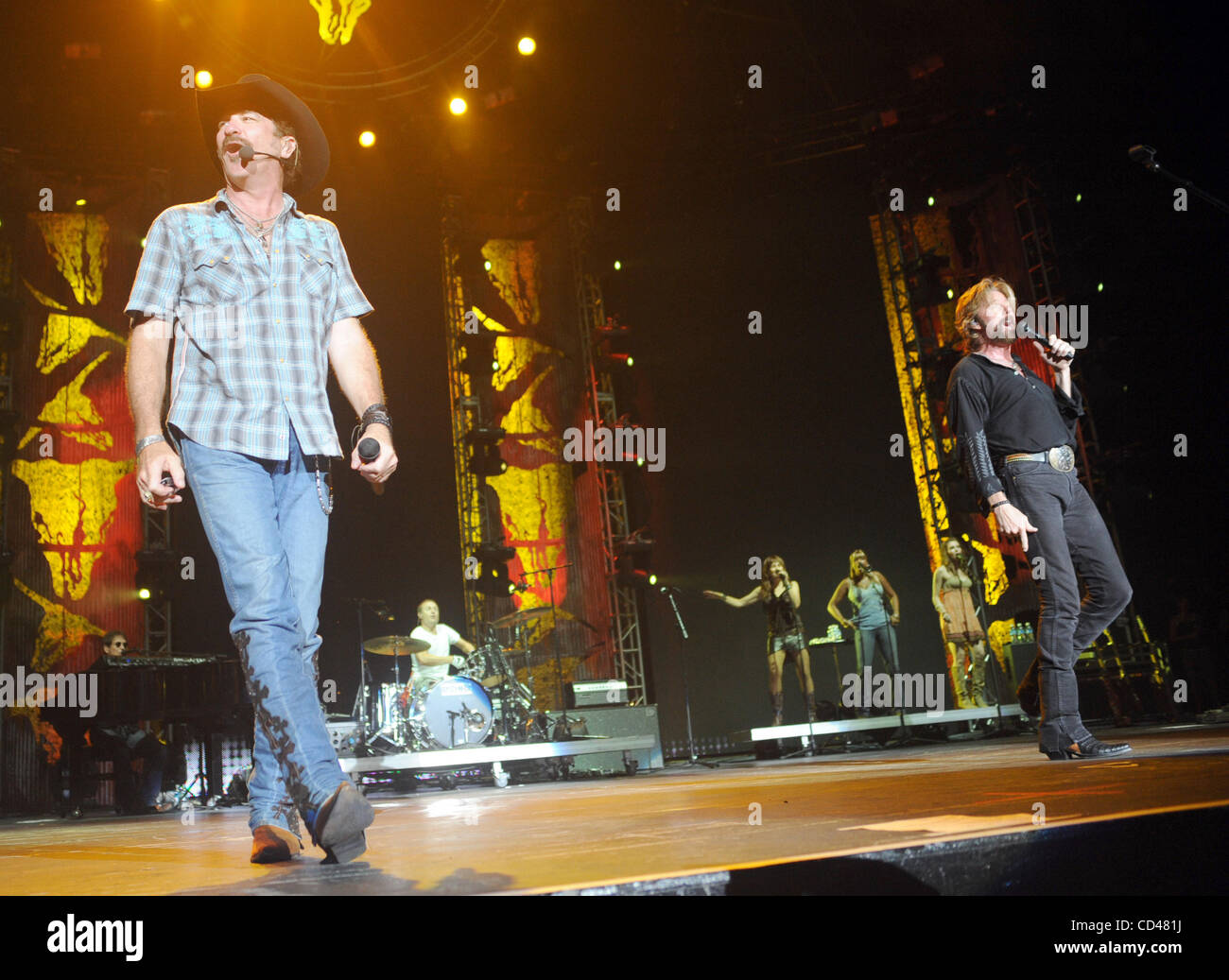 Sep 6, 2008 Raleigh, North Carolina; USA (LR) Guitarist KIX BROOKS