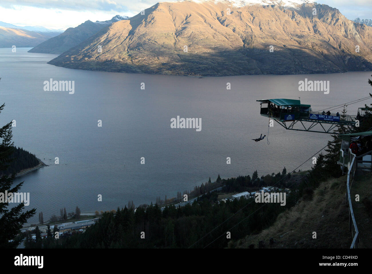 Sep 17, 2008 - Queenstown, South Island, New Zealand - Bungy jumping tower at the top of Queenstown with a view of Lake Wakatipu on the South Island of New Zealand in Queenstown. (Credit Image: © Marianna Day Massey/ZUMA Press) Stock Photo