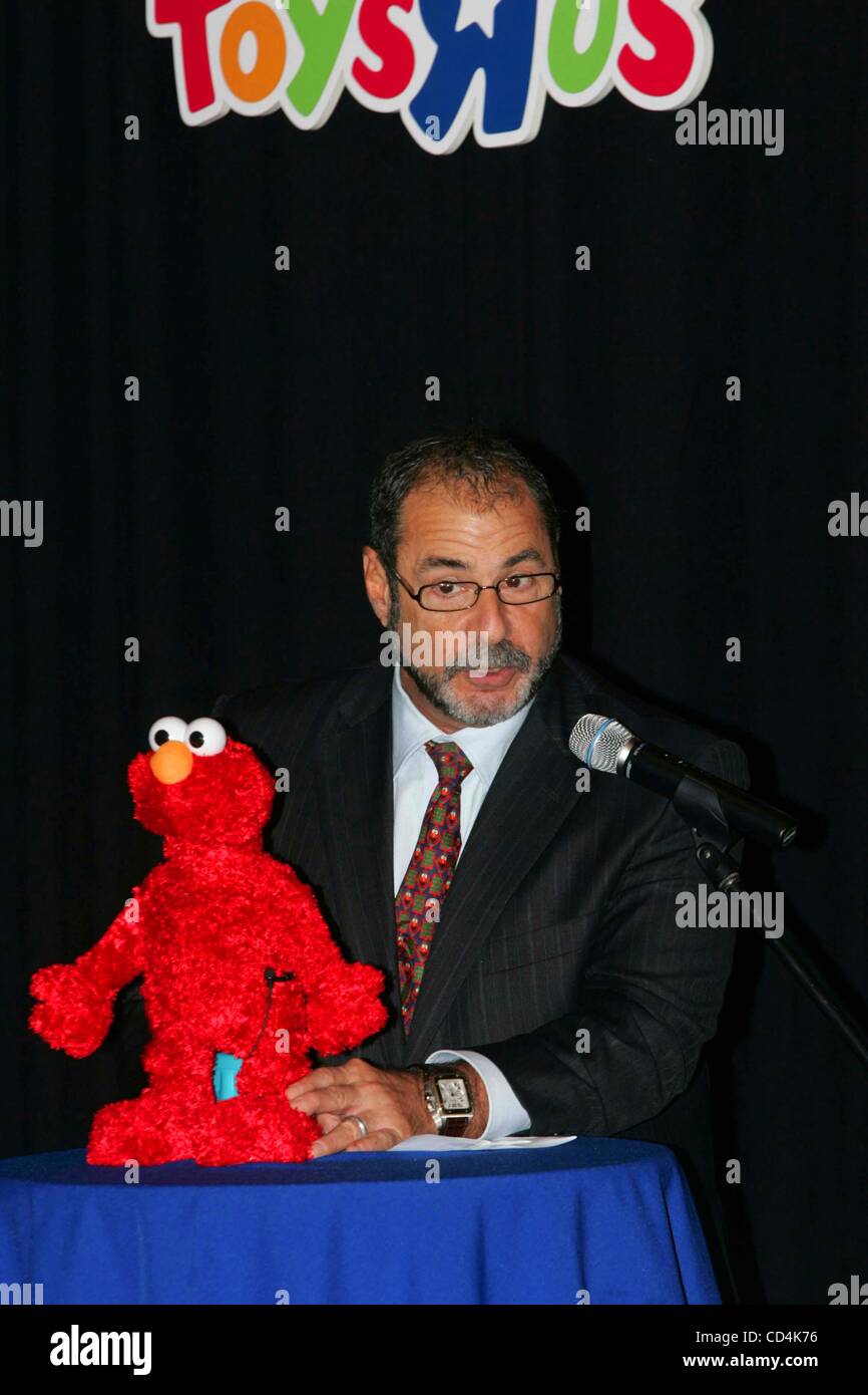 Oct. 13, 2008 - New York, New York, U.S. - THE NEW FISHER-PRICE ELMO LIVE  DOLL IS INTRODUCED AT TOYS R US WITH A STORYTELLING SESSION AND SING-A-LONG  FOR THE KIDS BY