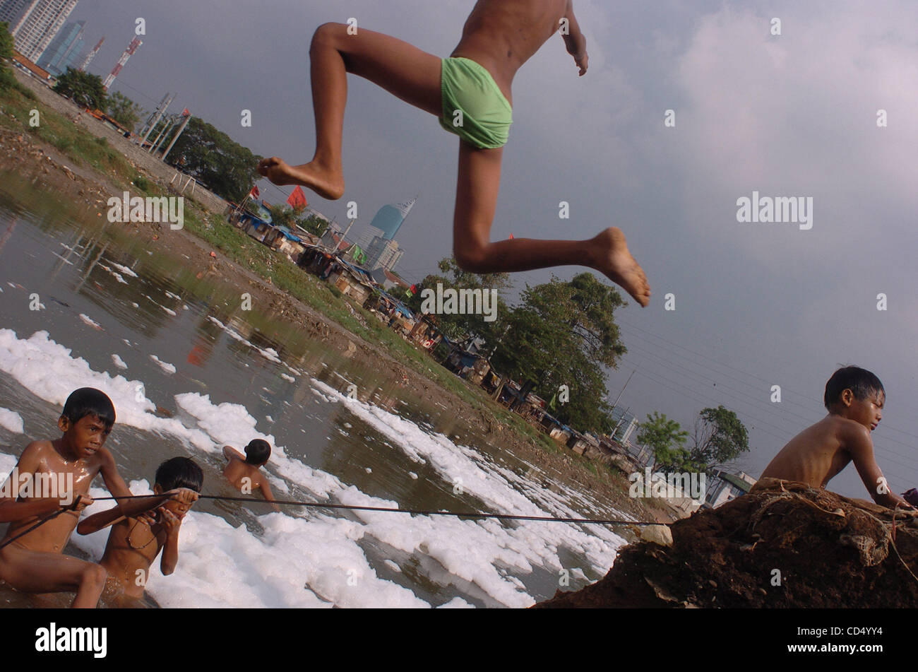 Indonisaian  boy river swim alamy Boys swim in polluted river hi-res stock photography and ...