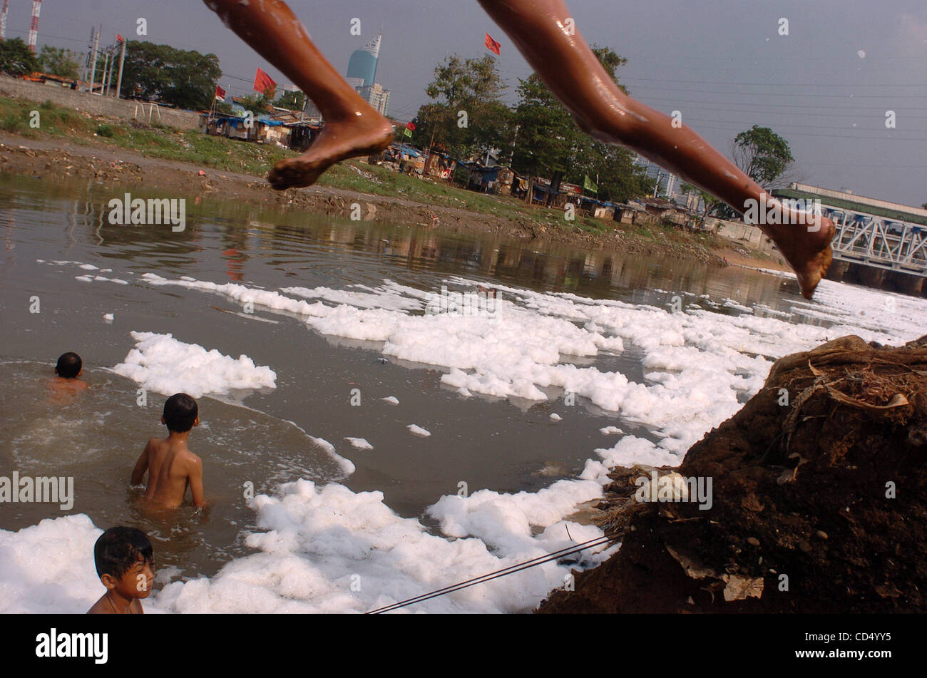Indonisaian  boy river swim alamy Boys swim in polluted river hi-res stock photography and ...