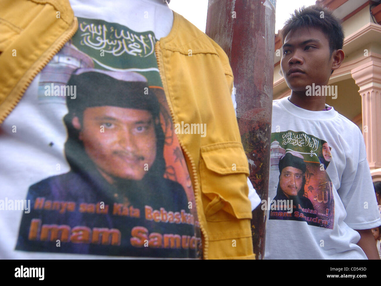 Relative  of Bali bomber Imam Samudra, use tshirt th e bomber's portrait which reads, 'Only one word releases Imam Samudra' in his mother's home in Serang, Banten province, Indonesia, Nov 5, 2008. Three Indonesian militants on death row for the 2002 Bali bombings have exhausted legal options and can Stock Photo