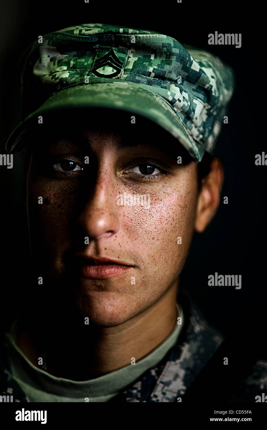 Nov 11, 2008 - Balad, Salah ad Din, Iraq - SGT ALICIA M CHIVERS, 29-1st platoon, H Company, 1-161IN from Spokane, WA. Soldiers of the 1st Battalion 1-161 Infantry Regiment, 81st Brigade Combat Team. The soldiers of the Washington National Guard, 161st Infantry Regiment. They have left their families Stock Photo