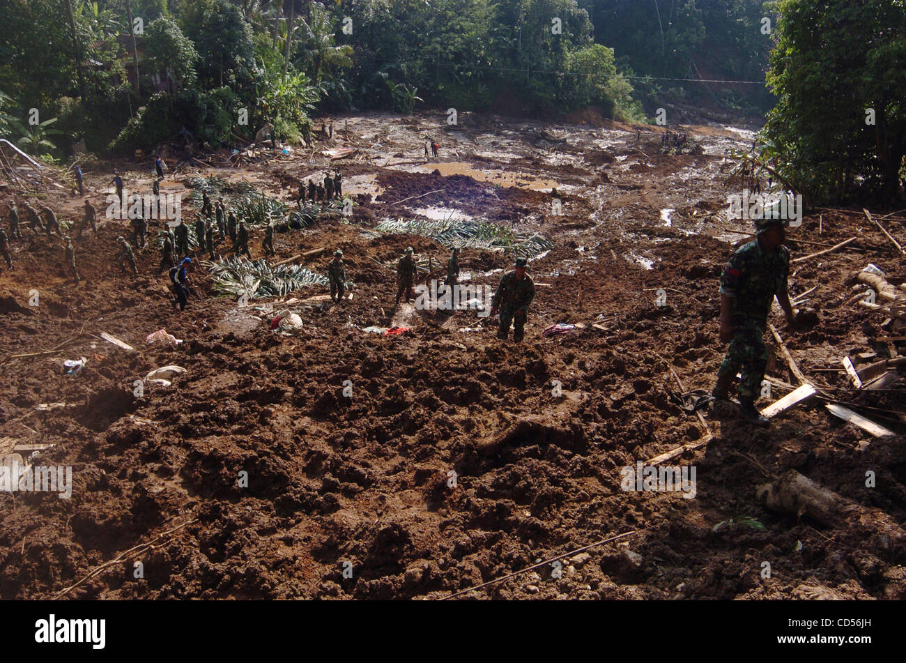 Soldiers search for victims of the landslide in Cianjur.West Java ...