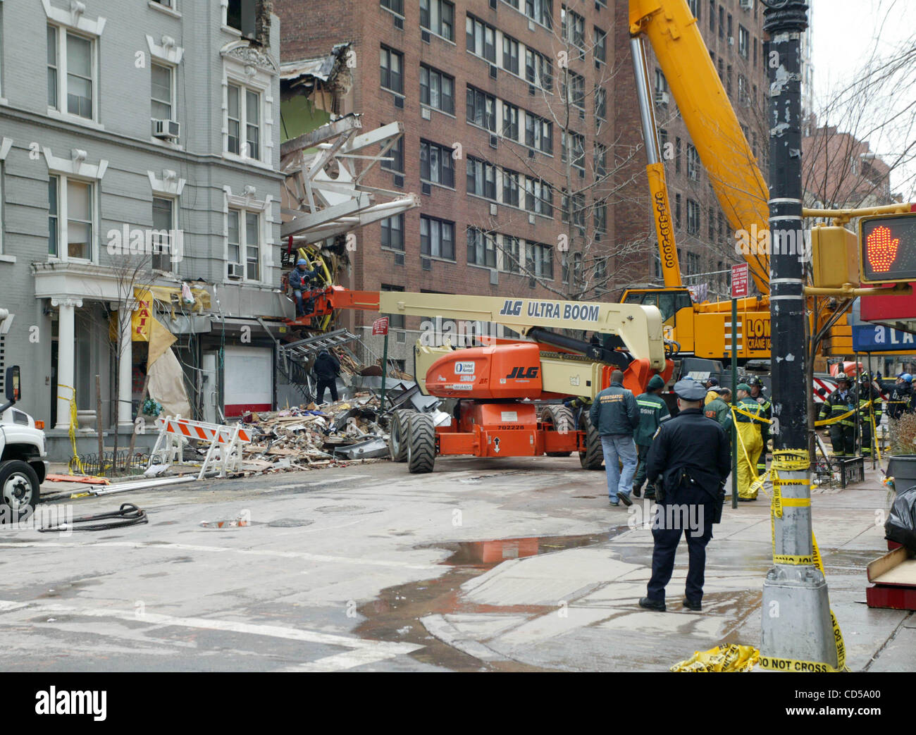 Mar. 16, 2008 New York, New York, U.S. K56956BCO.CRANE COLLAPSE AT