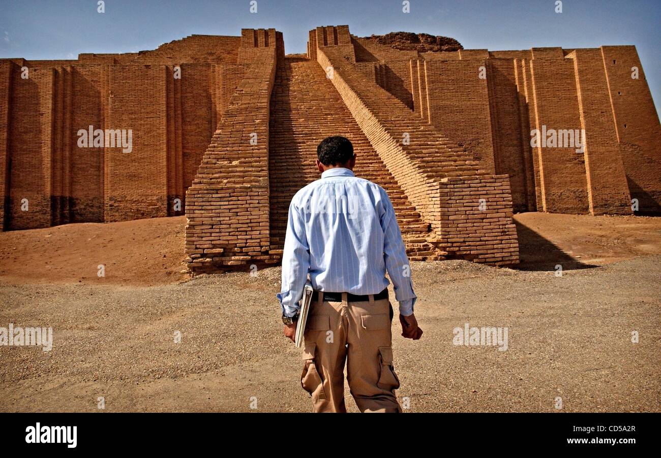 Mar 01, 2008 - Tallil, Iraq - On the outskirts of Camp Adder, a logistics base in southern Iraq, is the Ziggurat of Ur, an ancient temple that is more than 4,000 years old. Built by the Sumerians in honor of their moon god, the rectangular temple towers over the flat Iraqi desert and can be seen for Stock Photo