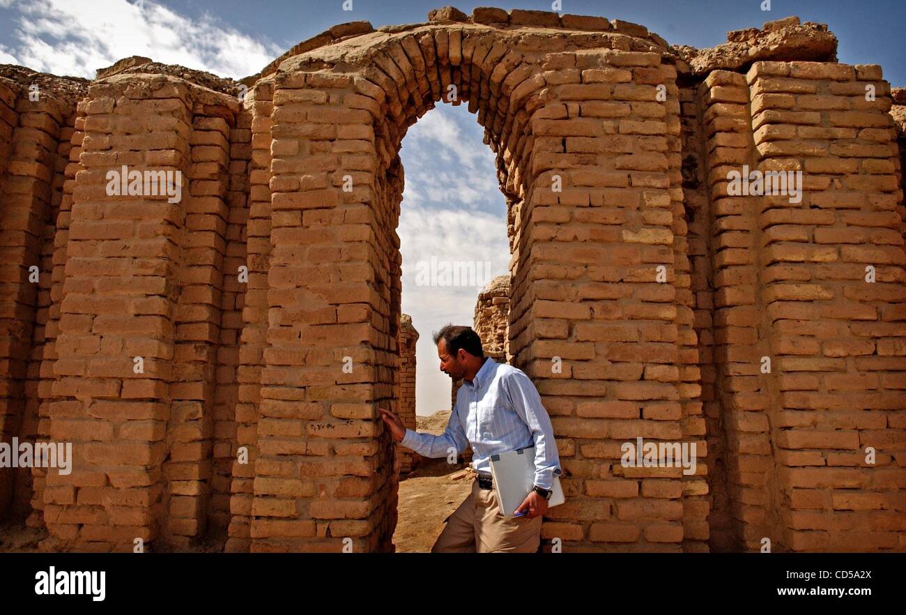 Mar 01, 2008 - Tallil, Iraq - Curator DIEF MOHSSEIN NAIIF AL-GIZZY stands under the oldest standing archway at the Sumerian ruins next to the Ziggurat of Ur.   Al-Gizzy is the third generation in his family to care for the Ziggurat and the surrounding ruins.  On the outskirts of Camp Adder, a logist Stock Photo