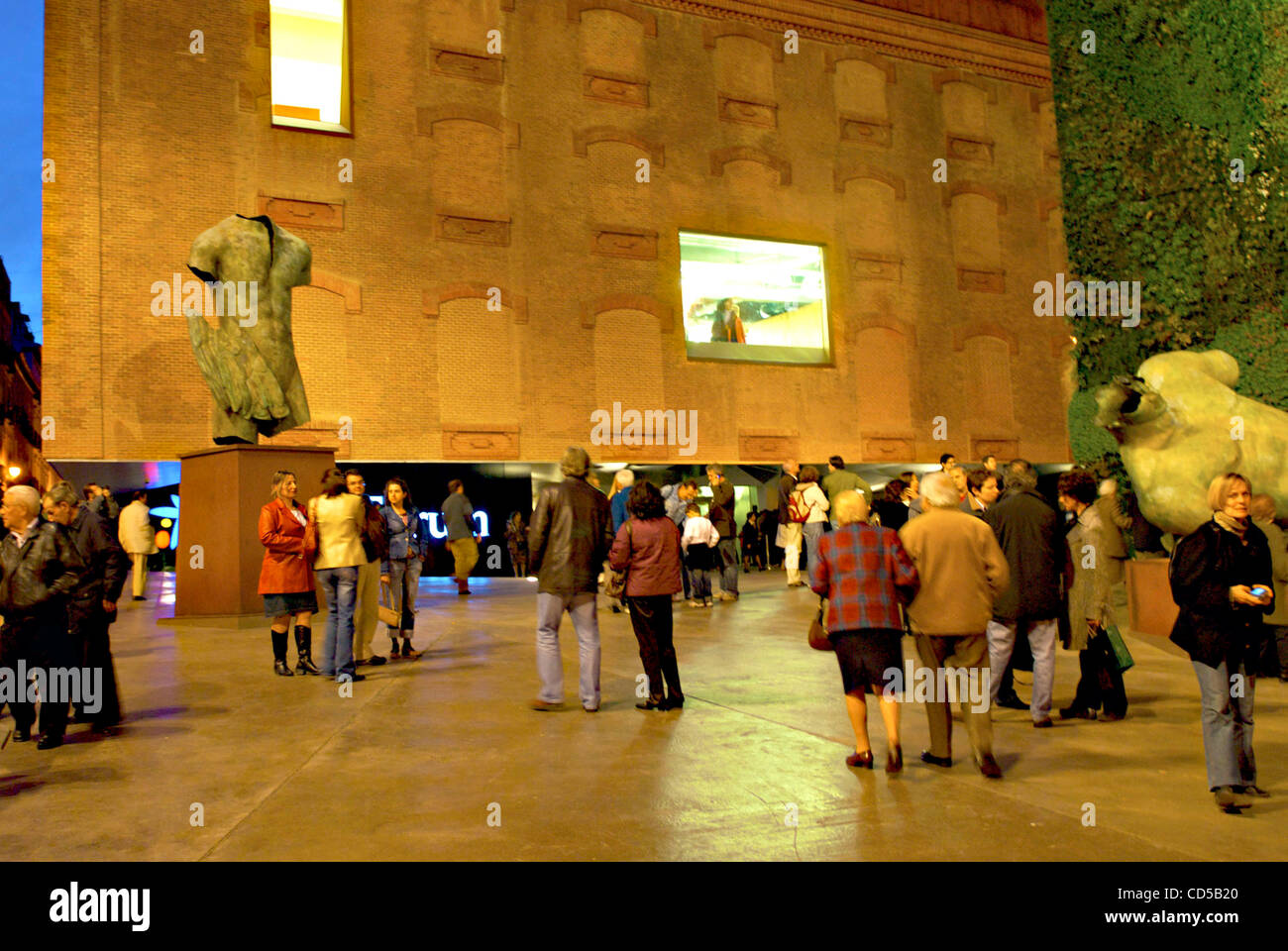 Caixa Forum. Espacio construido en la Antigua Central Electrica del Mediodia, de arquitectura industrial modernista. Ubicado en el Paseo del Prado de Madrid. Rehabilitacion por el estudio suizo de arquitectura Herzog & de Meuron. Ocupa 10.000 metros cuadrados y tiene 4.000 metros cuadrados para expo Stock Photo