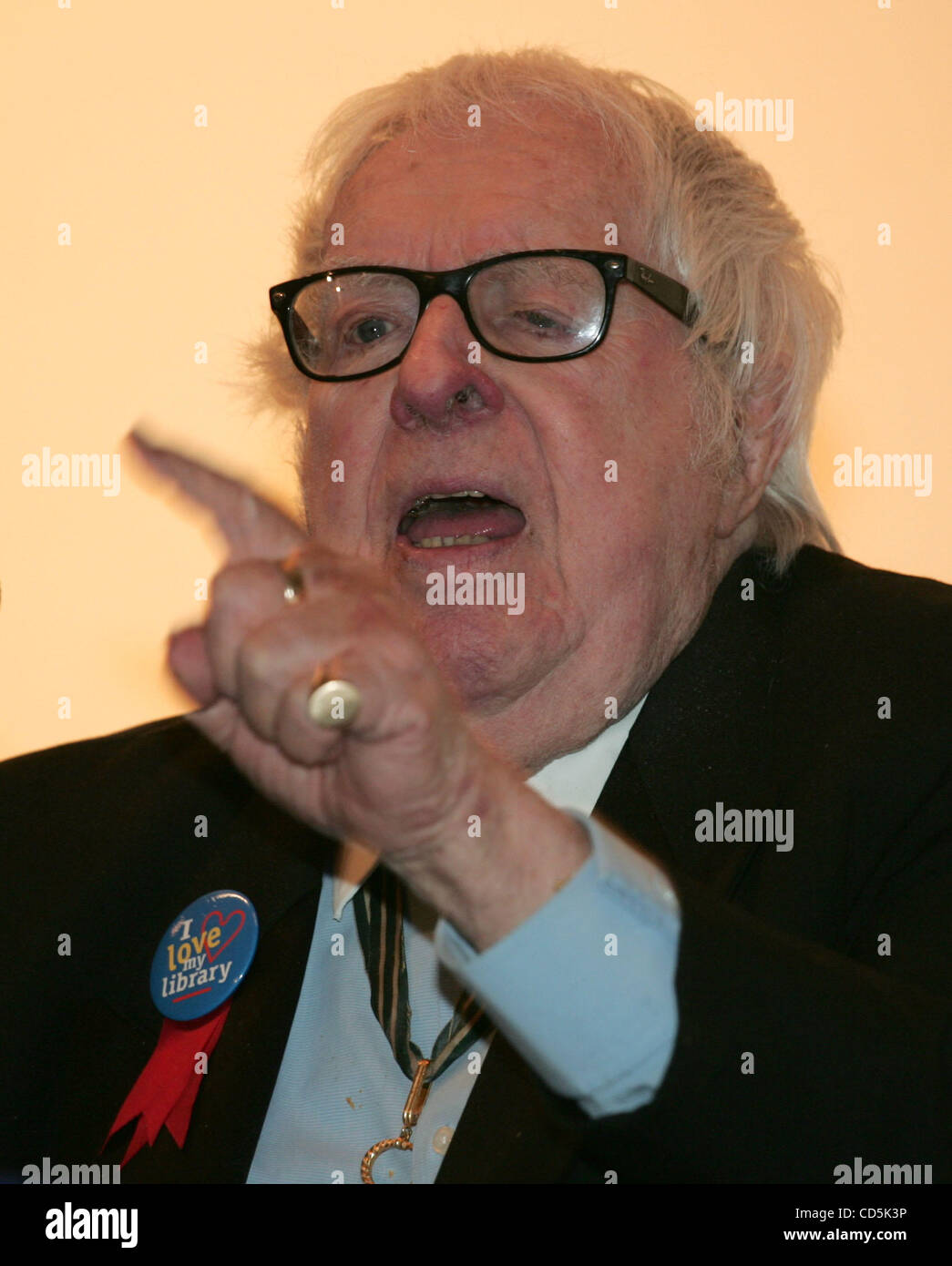 Ray douglas bradbury hi-res stock photography and images - Alamy, حجم الصورة 1045x1390