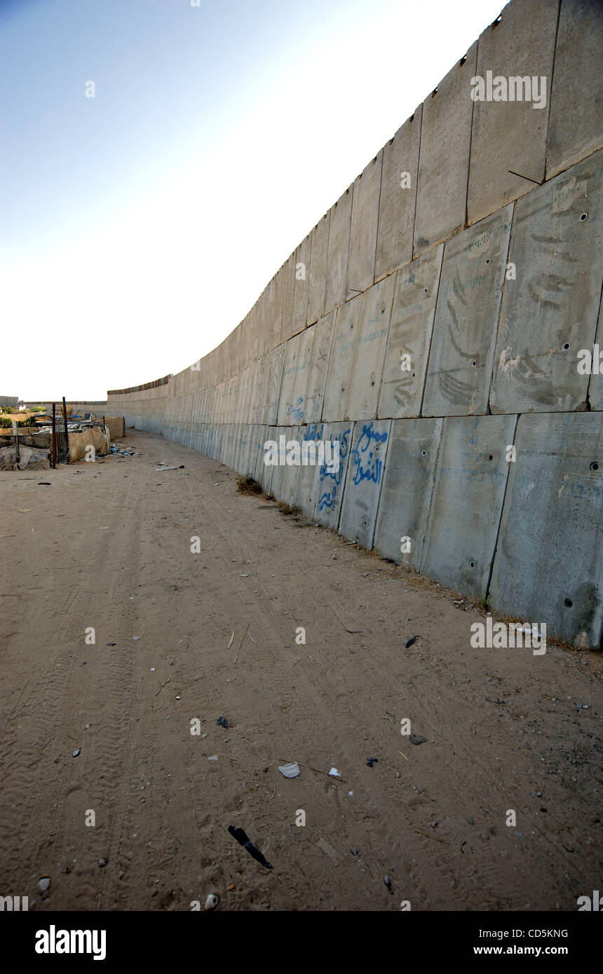 Old Israeli settlement wall, Khan Younis refugee camp, Gaza Strip, Palestinian territories Stock Photo