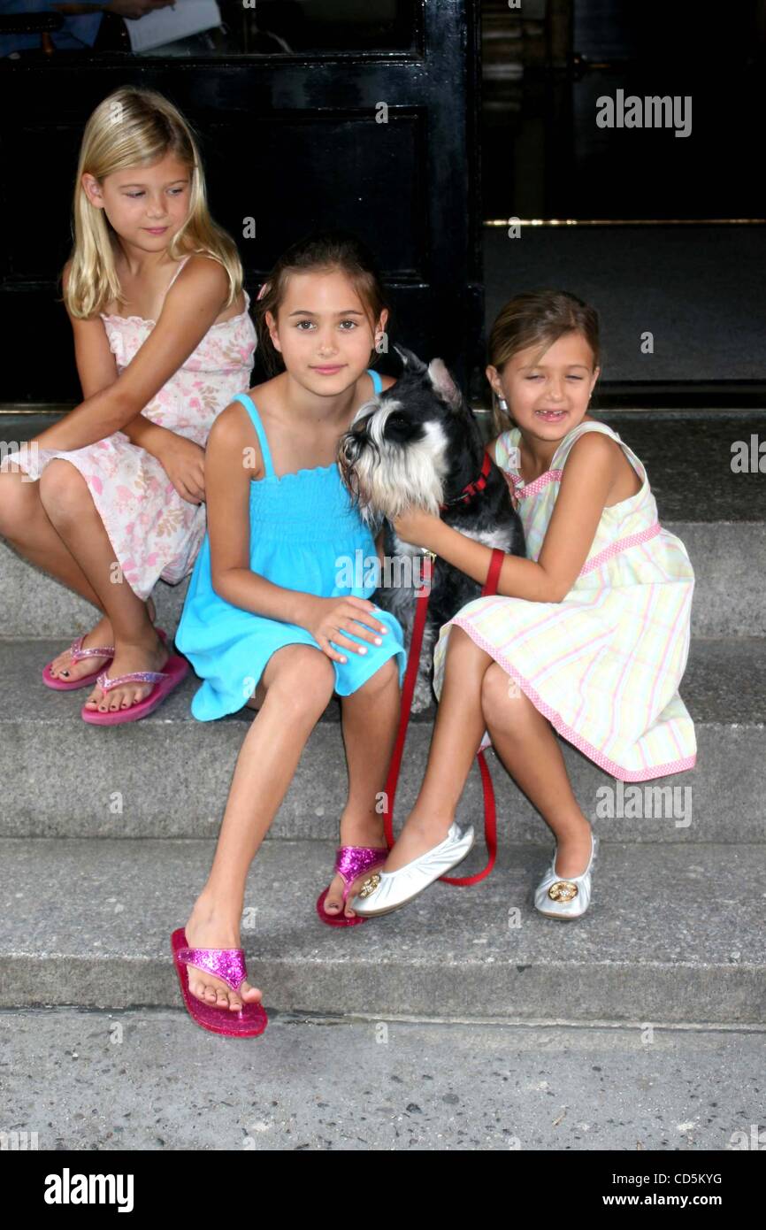 Aug. 13, 2008 - New York, New York, U.S. - EXCLUSIVE  SHOOT OF LORENZO LAMAS WITH HIS 3 DAUGHTERS, ALEXANDRA LAMAS, 10- VICTORIA LAMAS, 9 - ISABELLA LAMAS, 7 & DOG MAXI..LOCATION: NEW YORK New York  08-13-2008.  -   2008.K59139JBU(Credit Image: Â© Judie Burstein/Globe Photos/ZUMAPRESS.com) Stock Photo