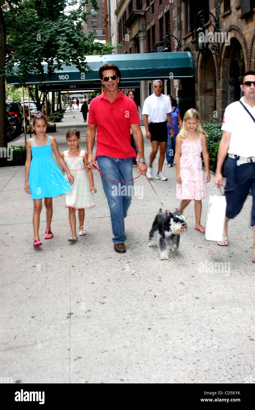 Aug. 13, 2008 - New York, New York, U.S. - EXCLUSIVE  SHOOT OF LORENZO LAMAS WITH HIS 3 DAUGHTERS, ALEXANDRA LAMAS, 10- VICTORIA LAMAS, 9 - ISABELLA LAMAS, 7 & DOG MAXI..LOCATION: NEW YORK New York  08-13-2008.  -   2008.K59139JBU(Credit Image: Â© Judie Burstein/Globe Photos/ZUMAPRESS.com) Stock Photo