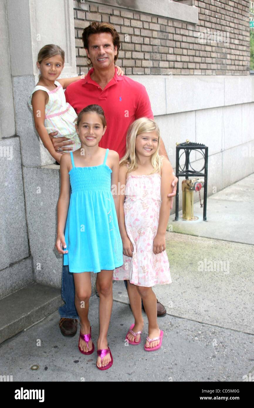 Aug. 13, 2008 - New York, New York, U.S. - EXCLUSIVE  SHOOT OF LORENZO LAMAS WITH HIS 3 DAUGHTERS, ALEXANDRA LAMAS, 10- VICTORIA LAMAS, 9 - ISABELLA LAMAS, 7 & DOG MAXI..LOCATION: NEW YORK New York  08-13-2008.  -   2008.K59139JBU(Credit Image: Â© Judie Burstein/Globe Photos/ZUMAPRESS.com) Stock Photo