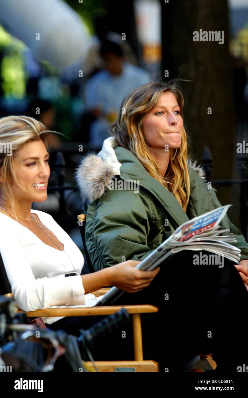 Sept 21 2003 New York New York U S K33009rm On Location Filming Taxi 24th Street And Madison Avenue New York New York Rangfinders 2003 9 21 2003 Jennifer Esposito And Gisele Bundchen Credit Image A C Rick