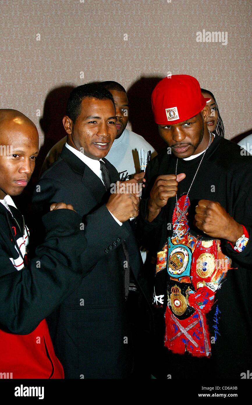 Oct. 9, 2003 - New York, New York, U.S. - K33375RM.DON KING'S PRESS CONFERENCE TO ANNOUNCE THE .LINE-UP FOR HIS UP COMING BOXING EVENT, .''BACK-TO-BACK-TO-BACK''..WHICH WILL TAKE PLACE ON DECEMBER 13, IN ATLANTIC New York, NEW JERSEY. .NEW YORK New York..   /     2003.RICARDO MAYORGA AND BERNARD HOP Stock Photo
