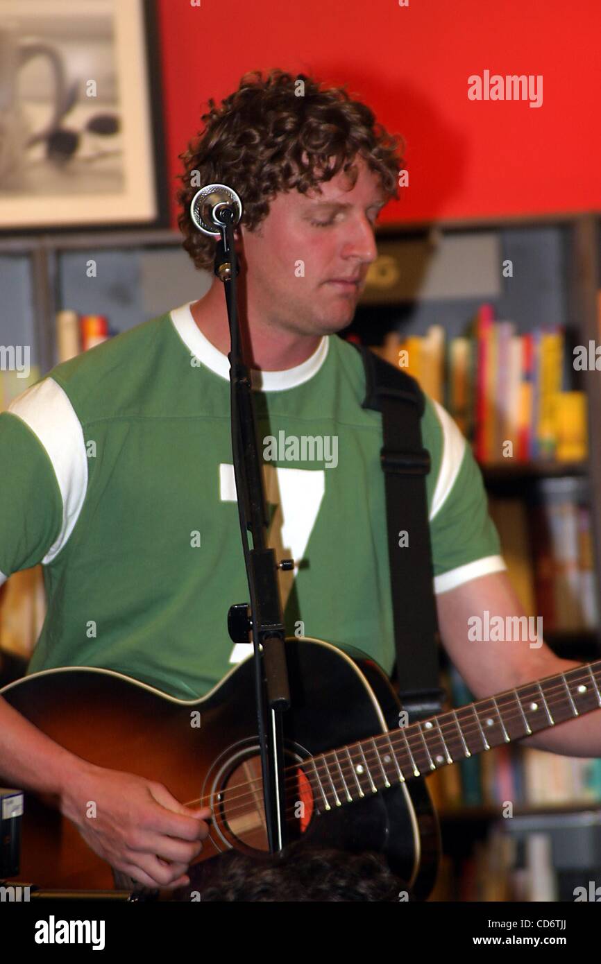 Mar. 16, 2004 - New York, New York, U.S. - K36143RM.HOOTIE AND THE BLOWFISH CD PROMOTION AND POERFORMANCE AT THE BORDERS BOOK STORE IN COLUMBUS CIRCLE , NEW YORK New York .03/16/2004.  /    2004.HOOTIE AND THE BLOWFISH(Credit Image: Â© Rick Mackler/Globe Photos/ZUMAPRESS.com) Stock Photo