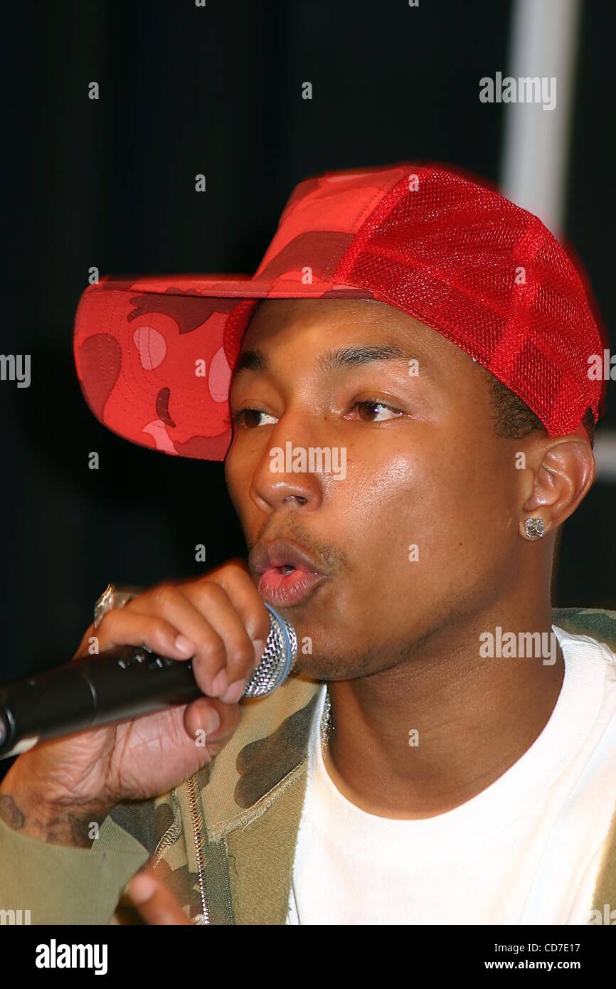 Pharrell williams singer hi-res stock photography and images - Alamy