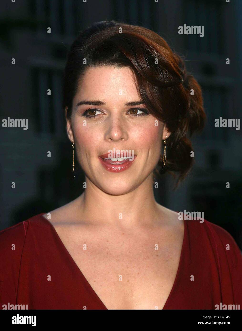 Neve campbell 2004 hi-res stock photography and images - Alamy