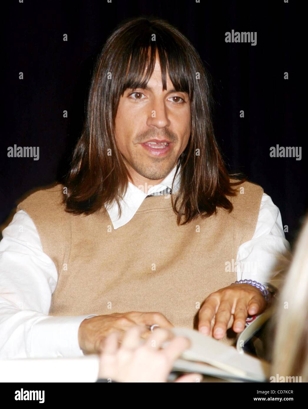 Oct. 6, 2004 - New York, New York, U.S. - K39797ML.ANTHONY KIEDIS SIGNING COPIES OF HIS BOOK ''SCAR TISSUE'' AT BARNES AND NOBLE NEW YORK New York 10/06/2004.  /    2004.(Credit Image: Â© Mitchell Levy/Globe Photos/ZUMAPRESS.com) Stock Photo