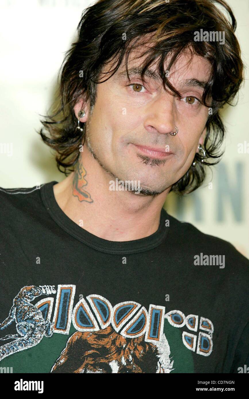 Oct. 25, 2004 - New York, New York, U.S. - K40078RM.TOMMY LEE SIGNING  COPIES OF HIS BOOK TOMMYLAND AT BARNES AND NOBLE, NEW YORK New York  10/25/2004. / 2004.(Credit Image: Â© Rick