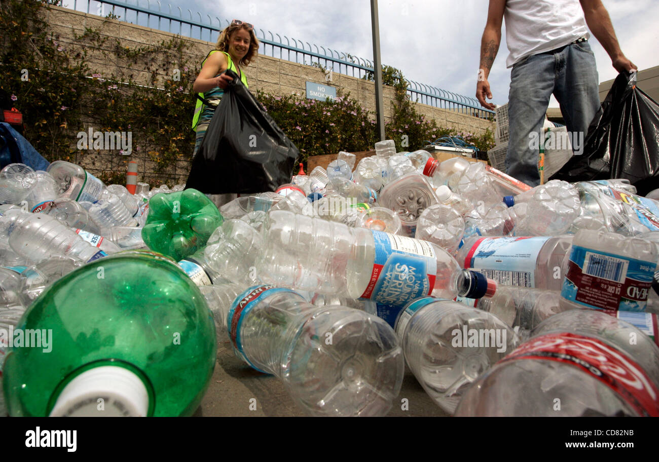 Burbank Recycling Center >> Apr 14 2008 Burbank Ca Usa Anna Cummins Collects Plastic Burbank Recycling Center >> Apr 14 2008 Burbank Ca Usa Anna Cummins Collects Plastic