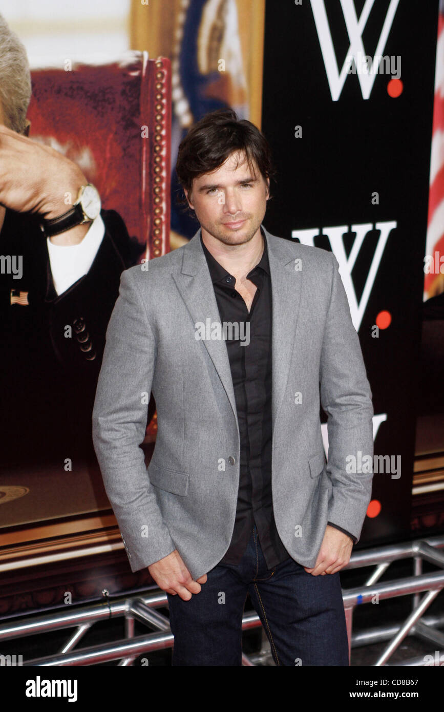 Matthew Settle arrives on the red carpet at the Ziegfeld Theater on