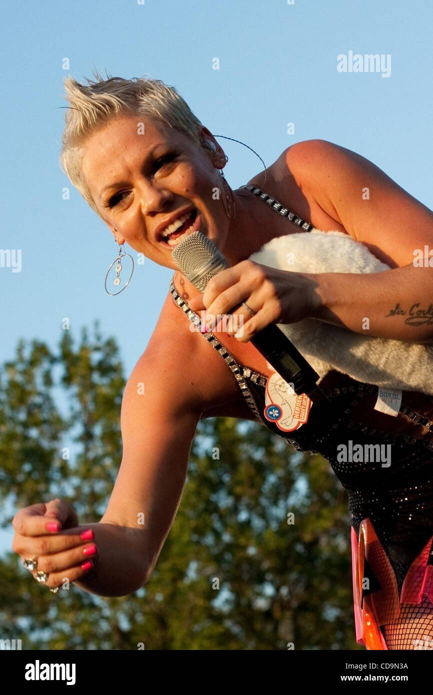 alecia-moore-pink-singer-high-resolution-stock-photography-and-images