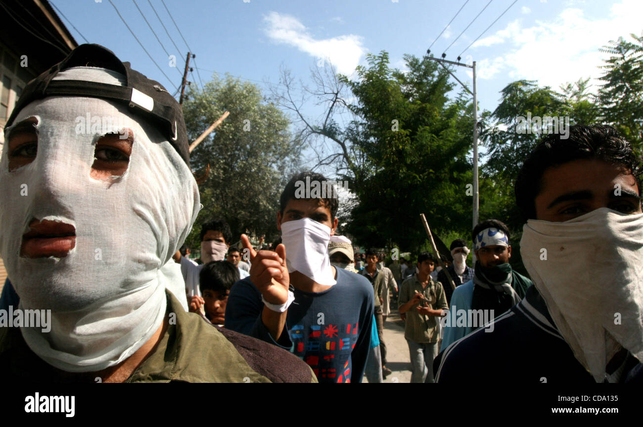 Masked Kashmiri Muslims shout pro-freedom slogans during a protest in Srinagar, India, Friday, July 30, 2010. Massive clashes erupted in Indian Kashmir's main city Friday after two men were wounded as paramilitary soldiers fired on a group of anti-India protesters, police and locals said.  Photo/ Al Stock Photo