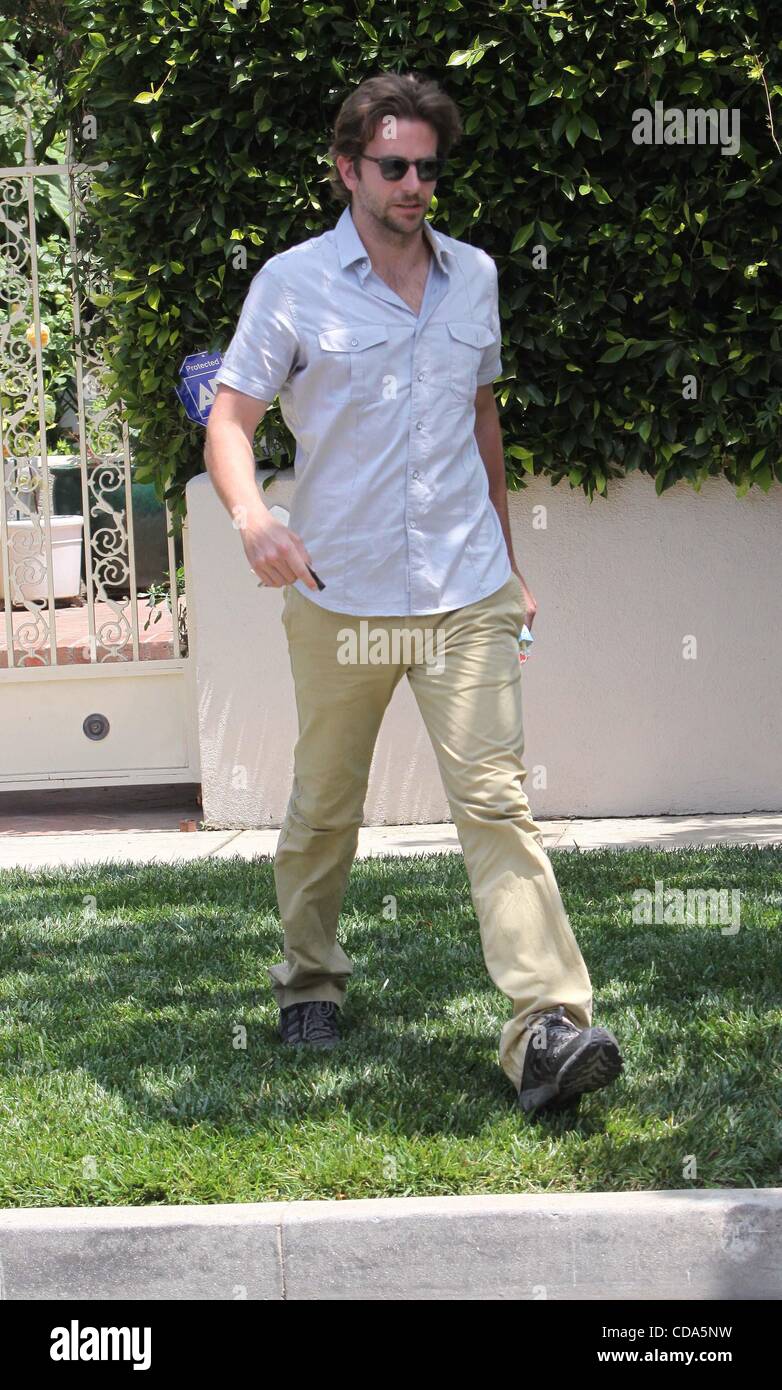 Aug. 06, 2010 - Los Angeles, California, U.S. - BRADLEY COOPER walking in Beverly Hills and getting in his car in Santa Monica after meeting with his acting coach on 8-6-2010. K65635VP.(Credit Image: Â© V.P./Globe Photos/ZUMApress.com) Stock Photo