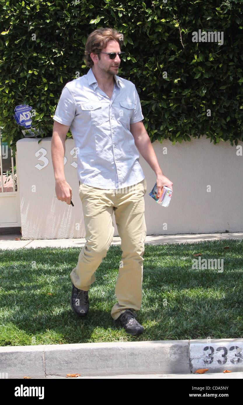 Aug. 06, 2010 - Los Angeles, California, U.S. - BRADLEY COOPER walking in Beverly Hills and getting in his car in Santa Monica after meeting with his acting coach on 8-6-2010. K65635VP.(Credit Image: Â© V.P./Globe Photos/ZUMApress.com) Stock Photo